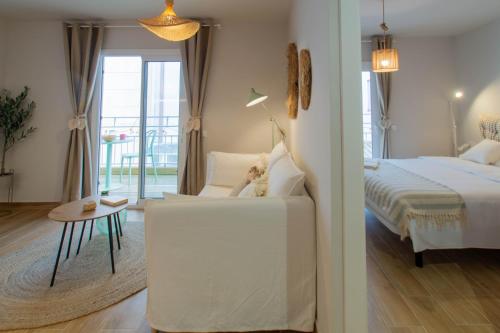 1 dormitorio con cama, sofá y mesa en Budget Beach Studio 23 en Sant Antoni de Calonge