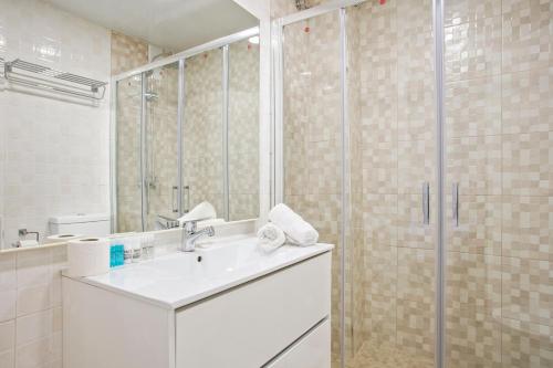 Ένα μπάνιο στο Anton's Downtown Apartment