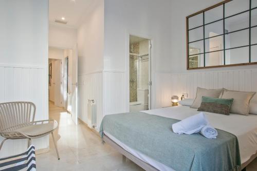 Ένα ή περισσότερα κρεβάτια σε δωμάτιο στο Anton's Downtown Apartment