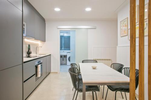 Η κουζίνα ή μικρή κουζίνα στο Anton's Downtown Apartment
