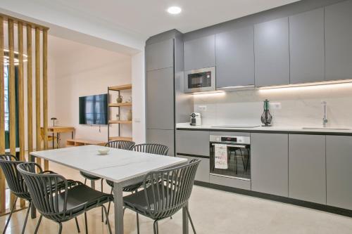 Η κουζίνα ή μικρή κουζίνα στο Anton's Downtown Apartment