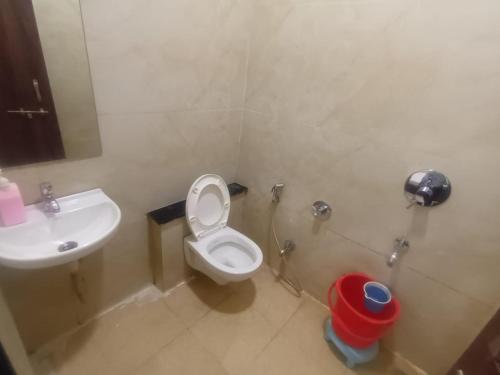 a bathroom with a toilet and a sink at Hotel Lakshya Sheesh Mahal Indore in Indore