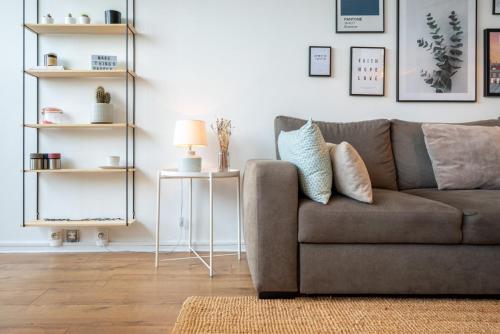 - un salon avec un canapé et des étagères dans l'établissement Lille St.Maur - Nice and functional ap., à Lille