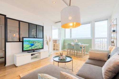 un salon avec un canapé et une télévision dans l'établissement Lille St.Maur - Nice and functional ap., à Lille