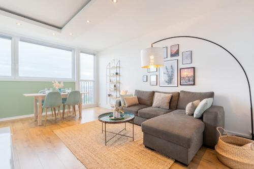 un salon avec un canapé et une table dans l'établissement Lille St.Maur - Nice and functional ap., à Lille