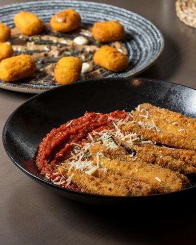 two plates of food in a pan on a table at Hotel rural Finca Vivaldi Nature & Spa in San Miguel de las Dueñas