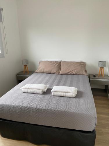 een slaapkamer met een bed met twee handdoeken erop bij Complejo 599 in San Luis