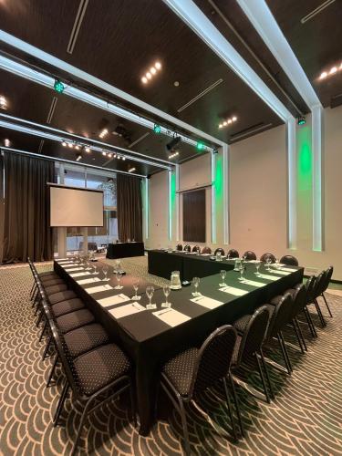 El área de trabajo o centro de convenciones de Ilum Experience Home