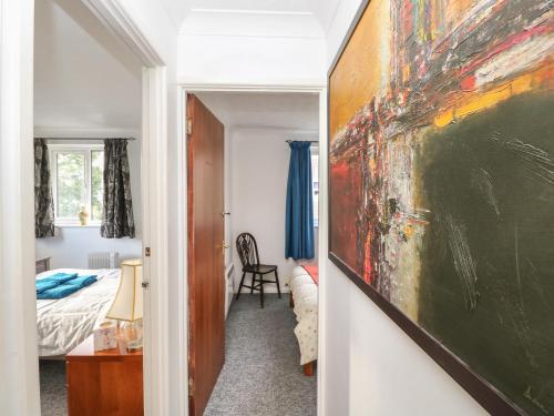 un pasillo con una pintura colgada en la pared en Flat 2, Clifton Gardens, en Southampton