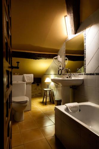 a bathroom with a toilet and a sink and a tub at Paraiso del Bierzo in Las Herrerías