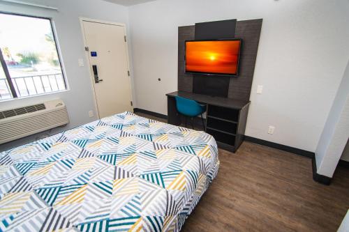Кровать или кровати в номере Motel 6-Ft. Pierce, FL