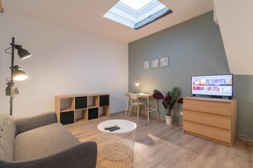 TV a/nebo společenská místnost v ubytování Lille Grand Place Nice and equipped studio!