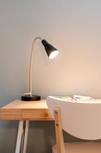 un bureau avec une lampe au-dessus d'une table dans l'établissement Lille Grand Place Nice and equipped studio!, à Lille