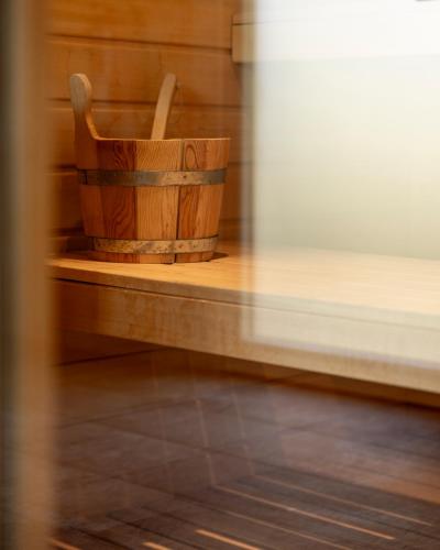 a wooden bucket sitting on top of a table at Hotel rural Finca Vivaldi Nature & Spa in San Miguel de las Dueñas