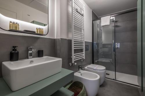 uma casa de banho com um lavatório e um WC em The Tropical Corner by Rentbeat em Roma
