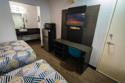 Кровать или кровати в номере Motel 6-Ft. Pierce, FL