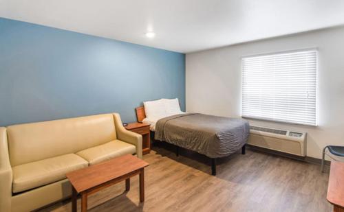 Area soggiorno di WoodSpring Suites Port Orange - Daytona Beach