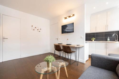 un salon avec un canapé et une table dans l'établissement Lille Gares - Nice equipped apartment, à Lille
