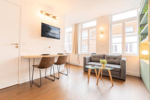 un salon avec un canapé et une table dans l'établissement Lille Gares - Nice equipped apartment, à Lille