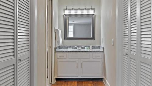 een badkamer met een wastafel en een spiegel bij Landing Modern Apartment with Amazing Amenities (ID2690X00) in Nashville