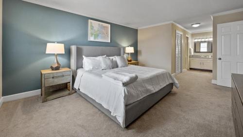 Landing Modern Apartment with Amazing Amenities (ID2690X00) في ناشفيل: غرفة نوم بسرير كبير وجدار ازرق