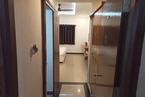KaglipurにあるAaditya Greensのバスルーム(シャワー、トイレ付)が備わります。