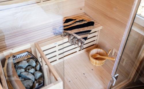 uma vista superior para uma sauna com toalhas e uma cesta em Ferienhaus Pflugwirts em Oberkirch