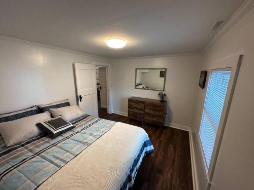 um quarto com uma cama com um computador portátil em The Cottage em Wilmington