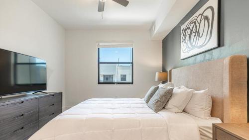 フォートマイヤーズにあるLanding Modern Apartment with Amazing Amenities (ID7569X30)のベッドルーム(白い大型ベッド1台、薄型テレビ付)