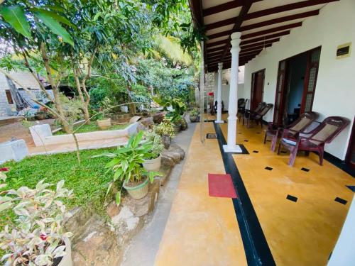 un portico di una casa con un mucchio di piante di Richwin Villa Dambulla a Dambulla