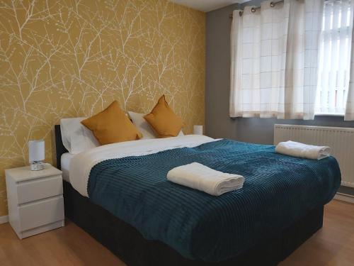 Una cama o camas en una habitación de Beautiful and luxurious 4-Bed House in Essex