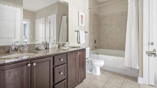 y baño con 2 lavabos, aseo y bañera. en Landing Modern Apartment with Amazing Amenities (ID7828), en Raleigh