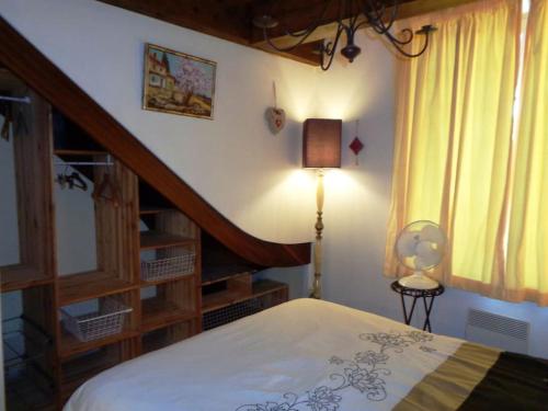 1 dormitorio con cama y escalera en Château Winery la Batisse le minervois, en Laredorte