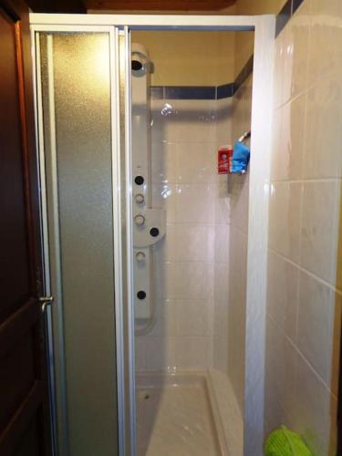 une douche avec une porte vitrée dans une salle de bain dans l'établissement Château Winery la Batisse le minervois, à Laredorte