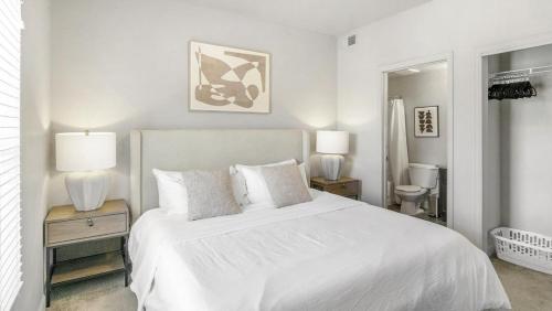 Katil atau katil-katil dalam bilik di Landing Modern Apartment with Amazing Amenities (ID2951X44)
