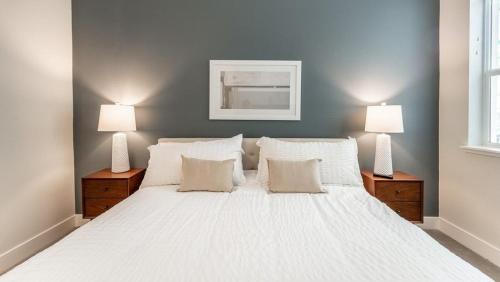 - une chambre avec un grand lit blanc et deux lampes dans l'établissement Landing Modern Apartment with Amazing Amenities (ID9011X8), à Fremont