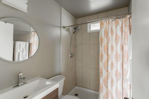 baño con lavabo y cortina de ducha en Avalon close to downtown and park free, en Nashville