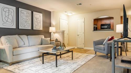 - un salon avec un canapé et une table dans l'établissement Landing Modern Apartment with Amazing Amenities (ID9647X69), à Newport News
