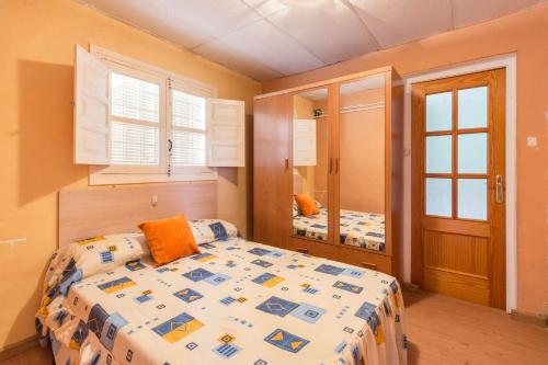um quarto com uma cama e duas janelas em Garruchal 