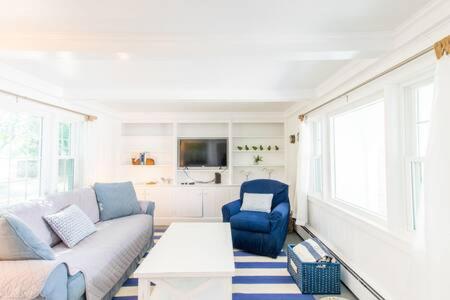 Et tv og/eller underholdning på 3 Min Walk to Beach Large Fenced Yard