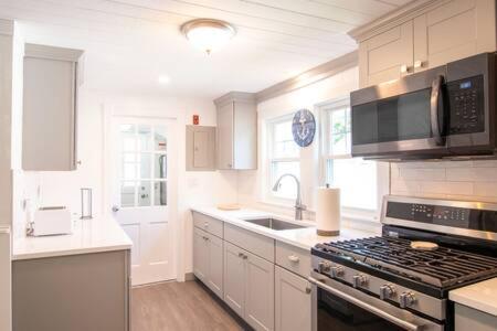 Køkken eller tekøkken på 3 Min Walk to Beach Large Fenced Yard