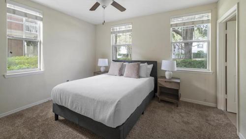 um quarto com uma cama e duas janelas em Landing Modern Apartment with Amazing Amenities (ID4287X36) em Orlando