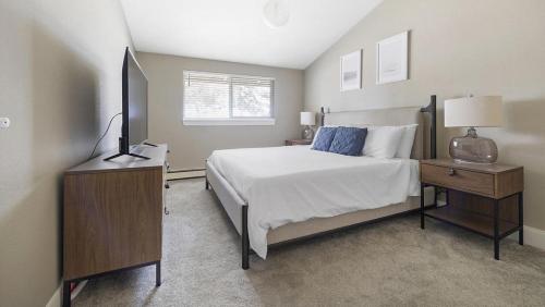 Landing Modern Apartment with Amazing Amenities (ID9230X68) في لونغمونت: غرفة نوم فيها سرير وتلفزيون