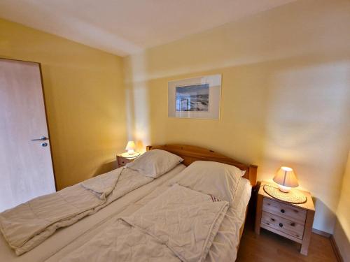 1 dormitorio con 1 cama y 2 lámparas en las mesas en Ferienpark N05-008 Ferienpark, en Heiligenhafen