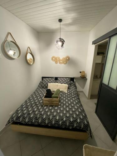 um quarto com uma cama, um sofá e luzes em Chez William et Elisa em Jonzac