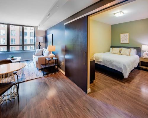 阿林頓的住宿－Landing Modern Apartment with Amazing Amenities (ID1957X30)，卧室配有1张床、1张桌子和1把椅子
