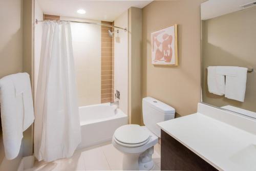 a bathroom with a toilet and a tub and a sink at Landing Modern Apartment with Amazing Amenities (ID1957X30) in Arlington