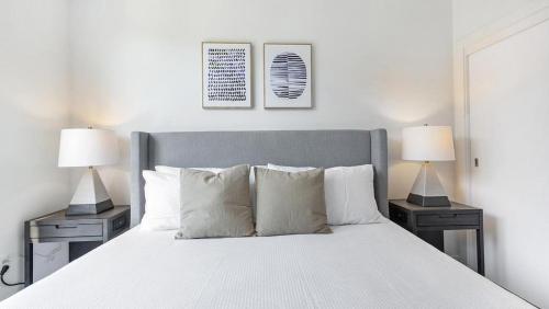 1 dormitorio con 1 cama blanca y 2 lámparas en Landing Modern Apartment with Amazing Amenities (ID5395X21), en Portland