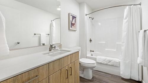 Baño blanco con lavabo y aseo en Landing Modern Apartment with Amazing Amenities (ID5395X21), en Portland