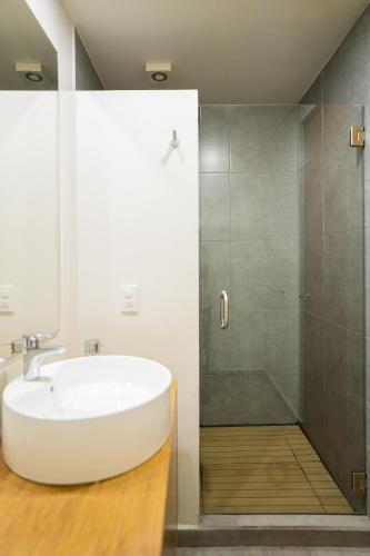 a bathroom with a white sink and a shower at Departamento 2 habitaciones en la Americana in Guadalajara